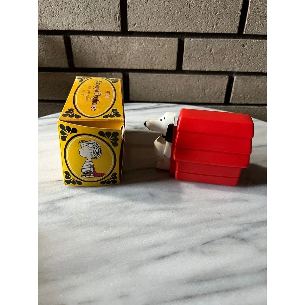 NIB AVON 60s Snoopy Doghouse Non Tear Shampoo Bottle 8 Fl Oz Vintage Collectible